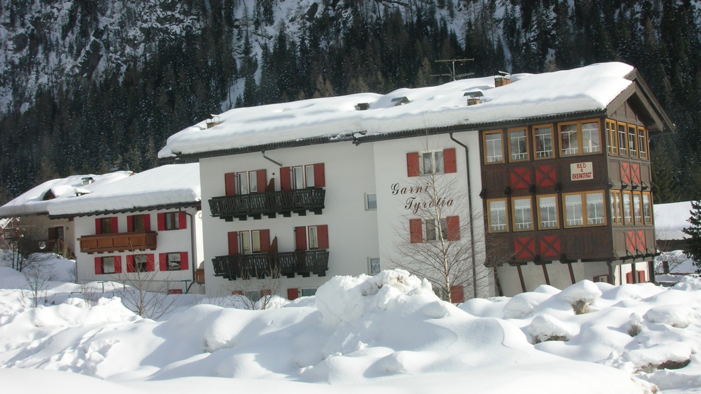 Дом на фоне гор на горнолыжном курорте Валь-Ди-Фасса, Италия