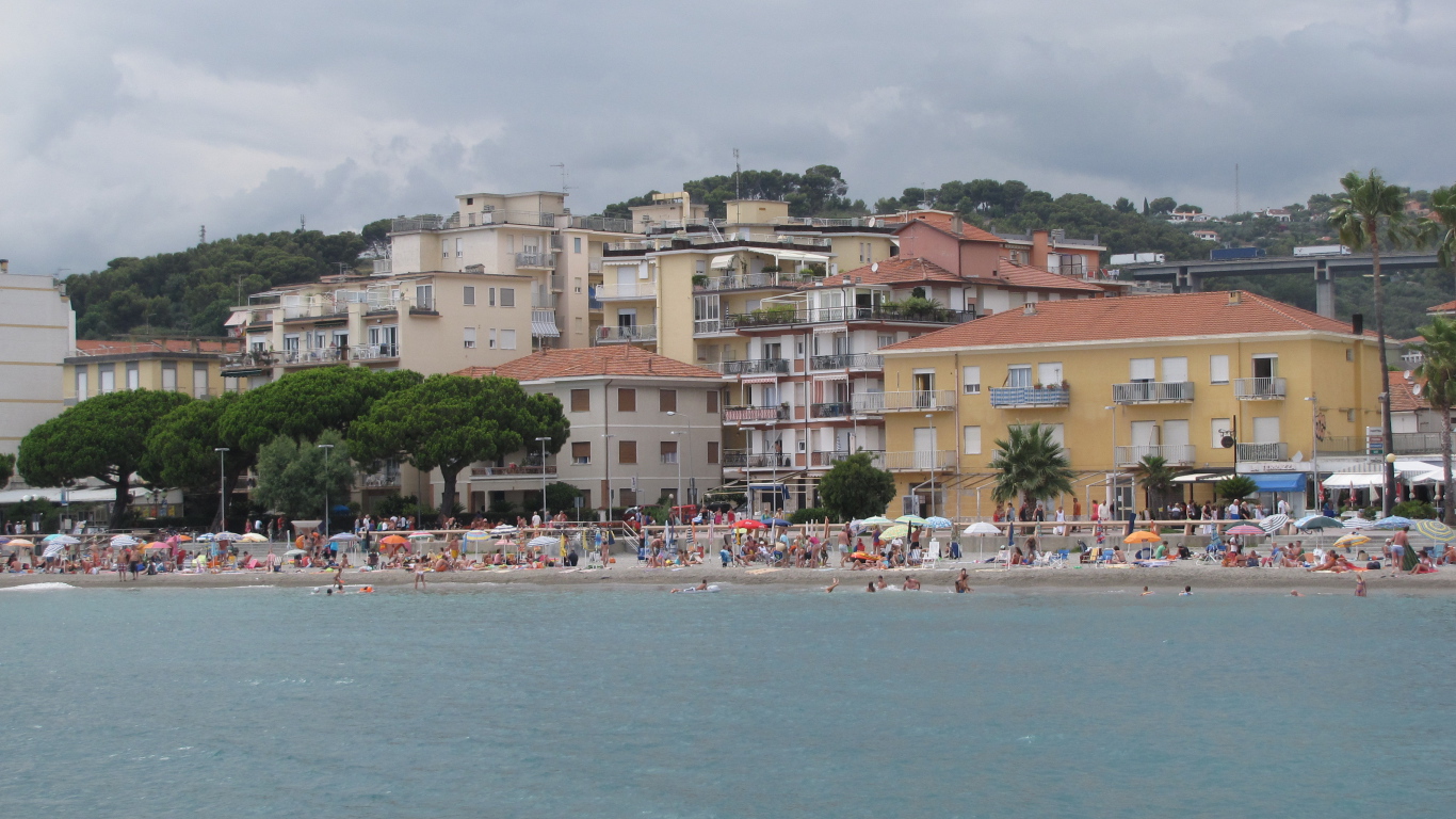 Дома на набережной на курорте Сан Бартоломео Аль Маре, Италия