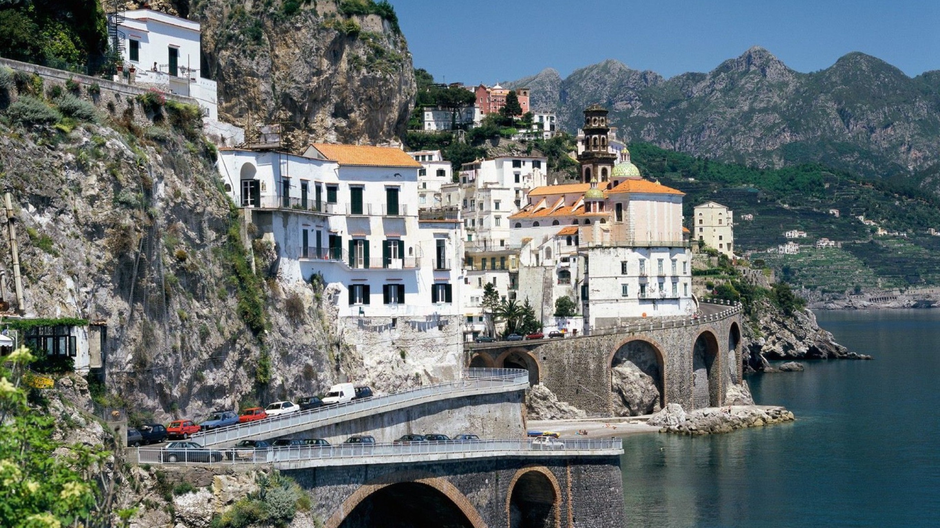 Дома у подножия скалы на курорте в Римини, Италия