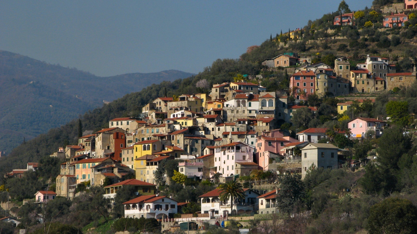 Дома на склоне горы на курорте Империя, Италия