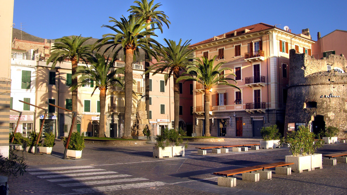 Дома на набережной на курорте Империя, Италия