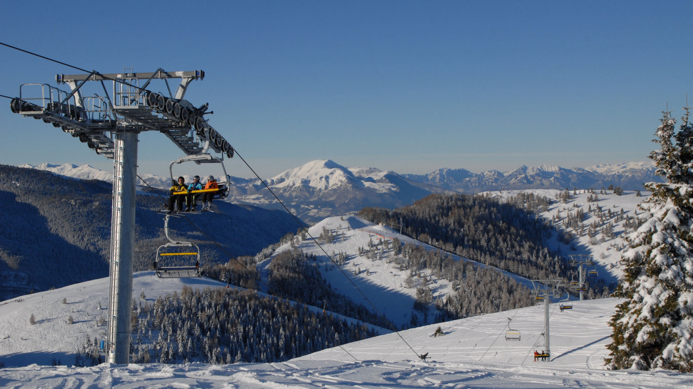 Подъемник на горнолыжном курорте Мадонна ди Кампильо, Италия
