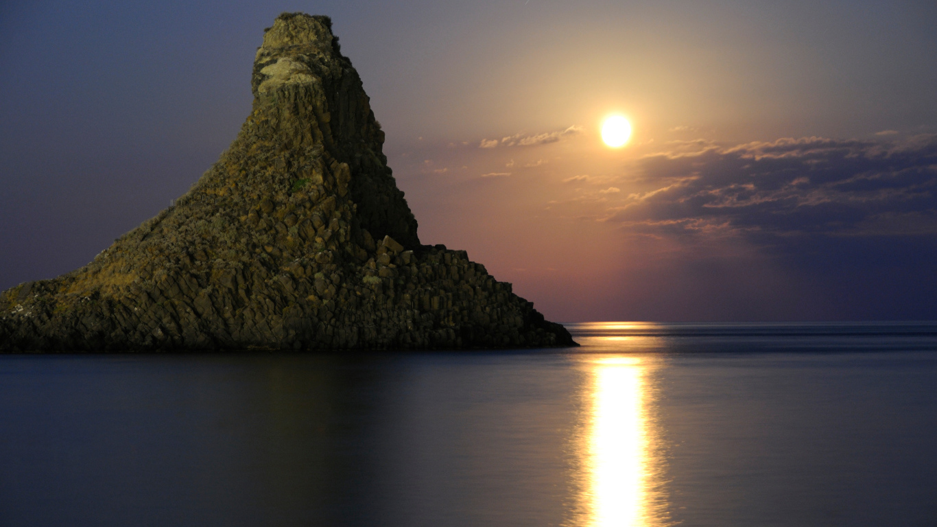 Лунный свет над морем у побережья острова Сицилия, Италия