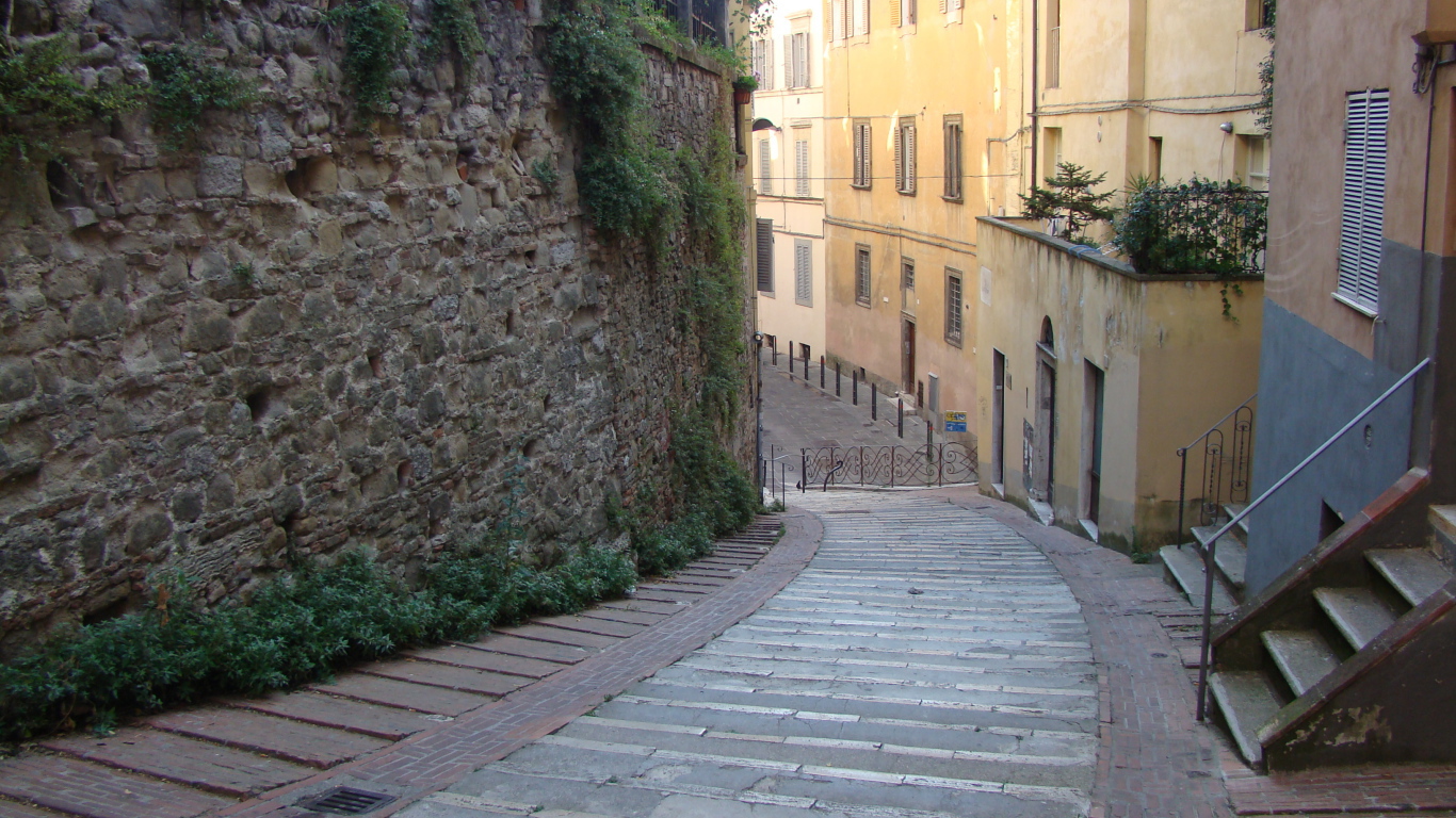 Узкие улочки в Перудже, Италия
