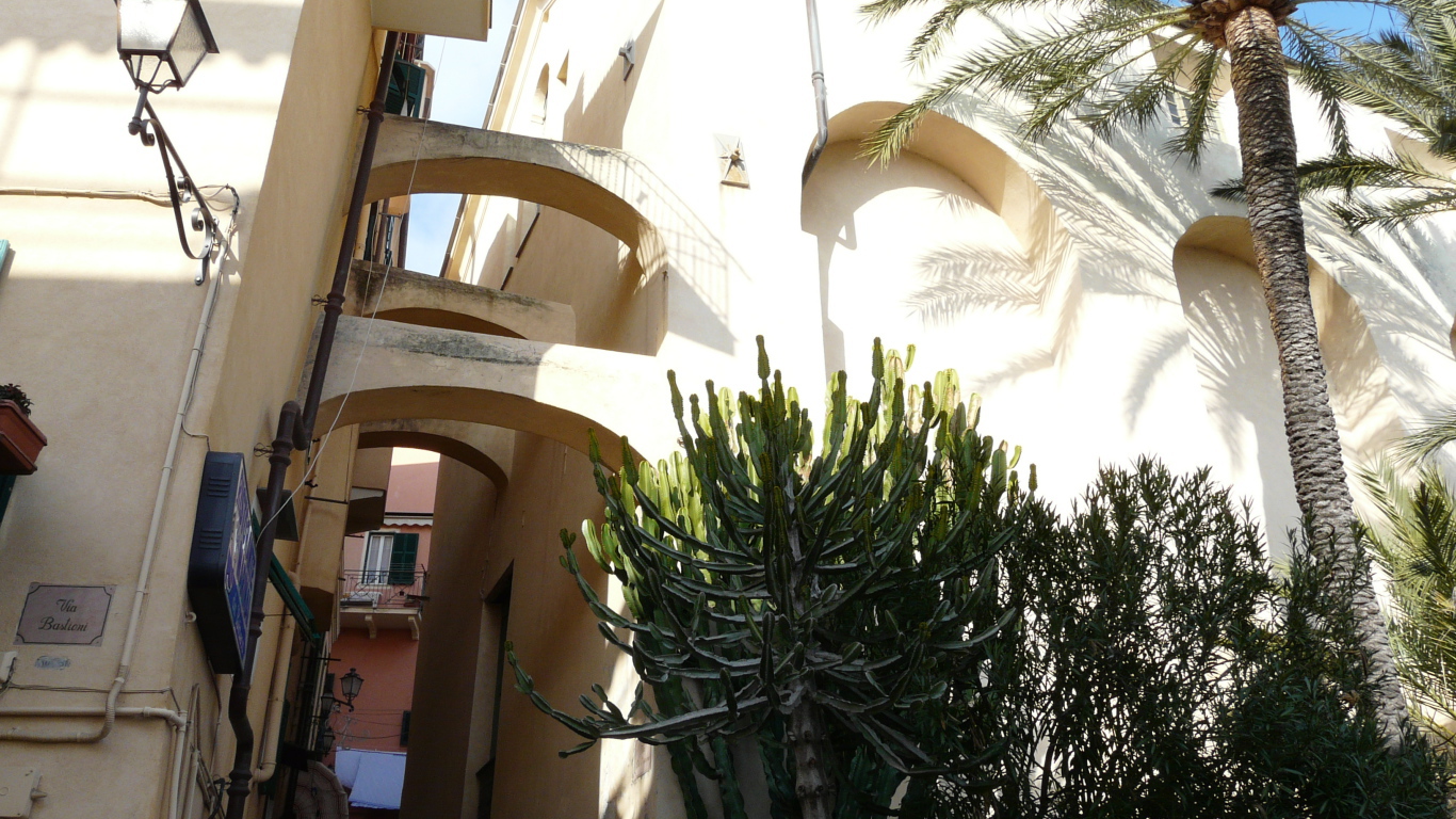 Узкие улочки в городе на курорте Бордигера, Италия