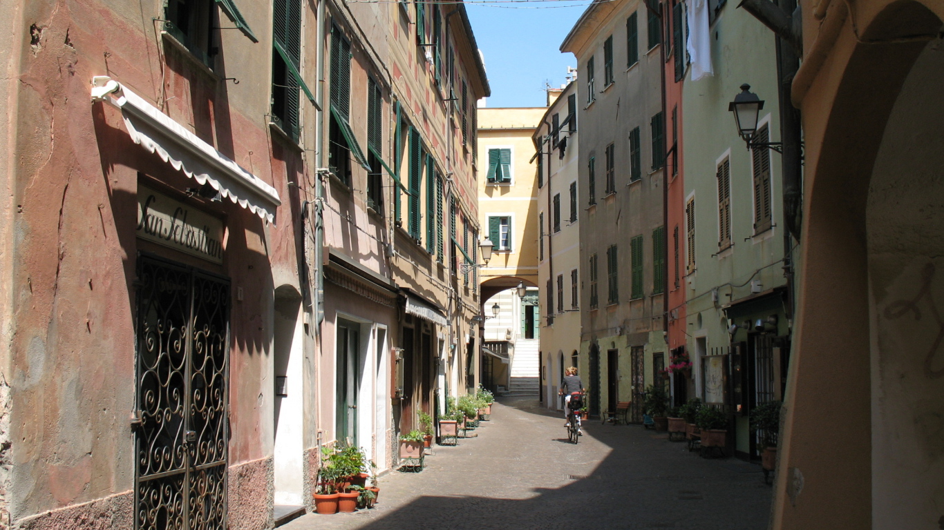 Узкие улочки на курорте Челле Лигуре, Италия