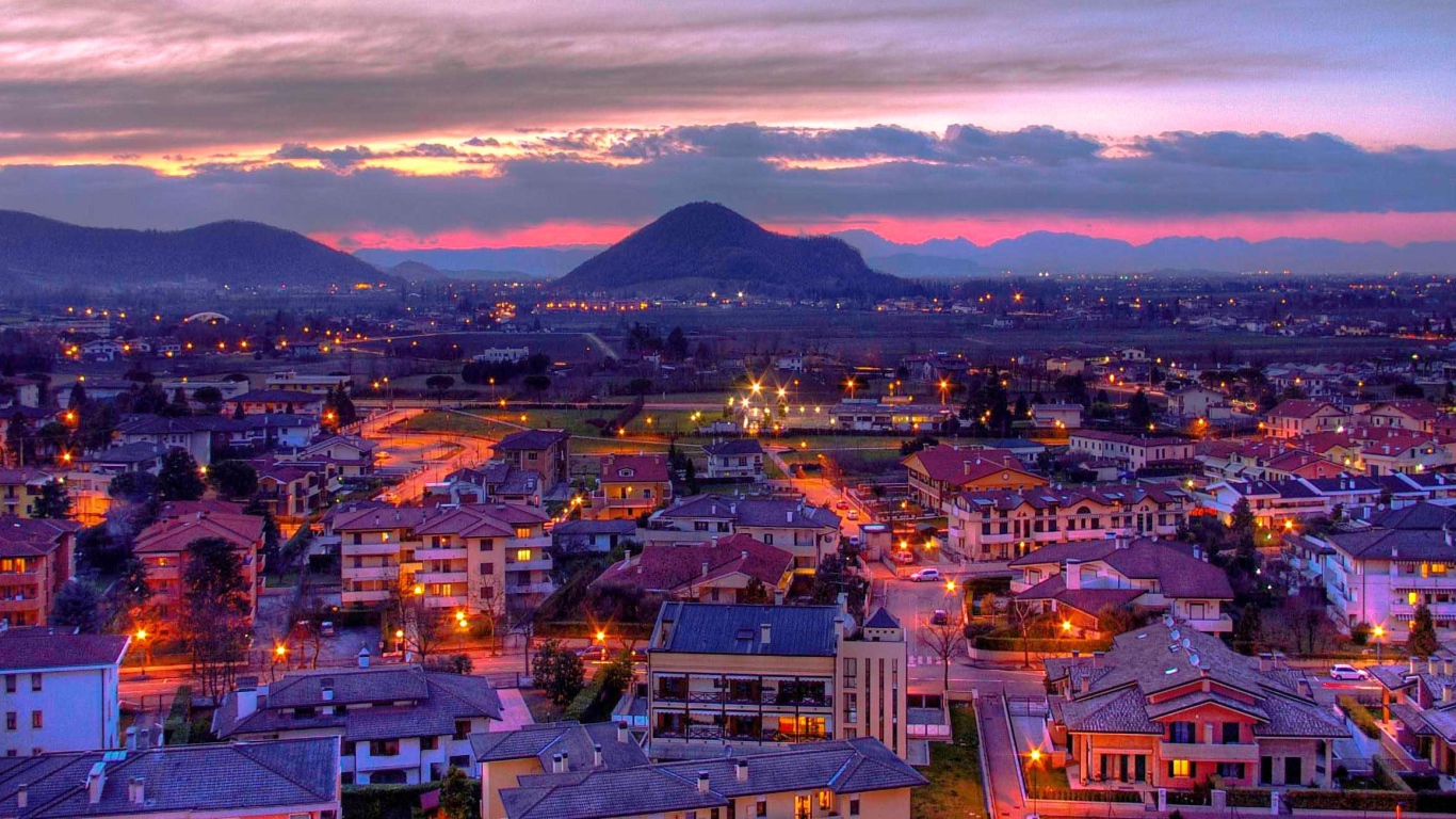 Ночные огни на курорте Абано Терме, Италия