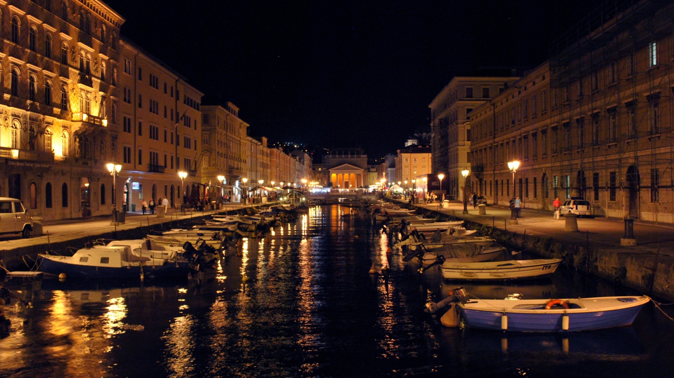 Ночные огни большого канала на курорте в Триесте, Италия
