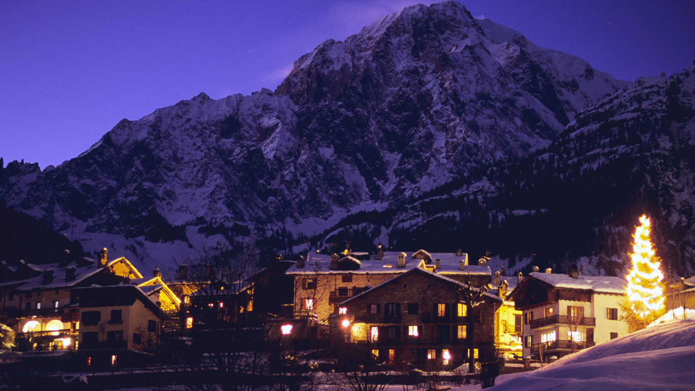 Ночные огни на горнолыжном курорте Курмайор, Италия