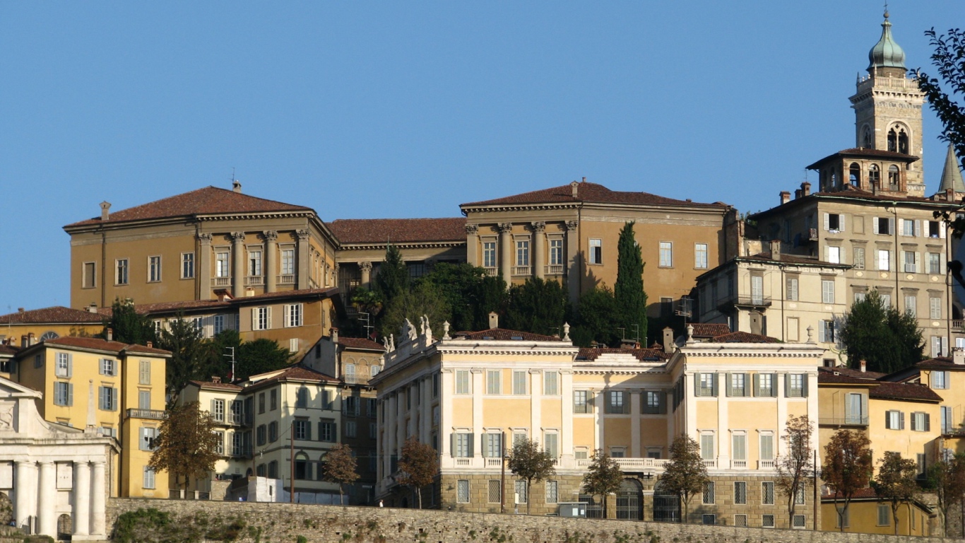 Старинные здания в Бергамо, Италия