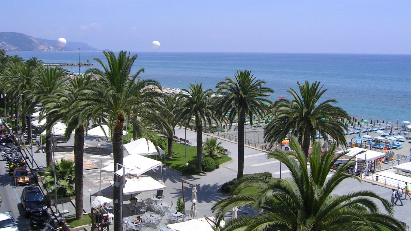 Пальмы на пляже в Лоано, Италия