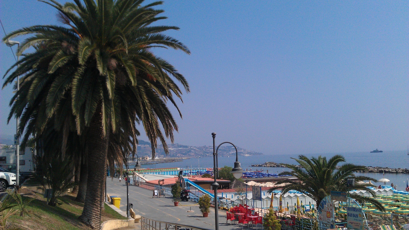 Пальмы на берегу в Сан Ремо, Италия