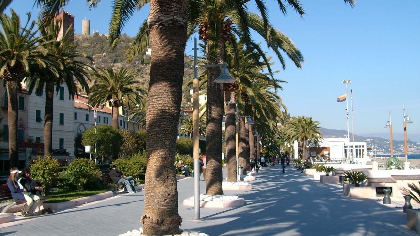 Пальмы на набережной на курорте Ноли, Италия