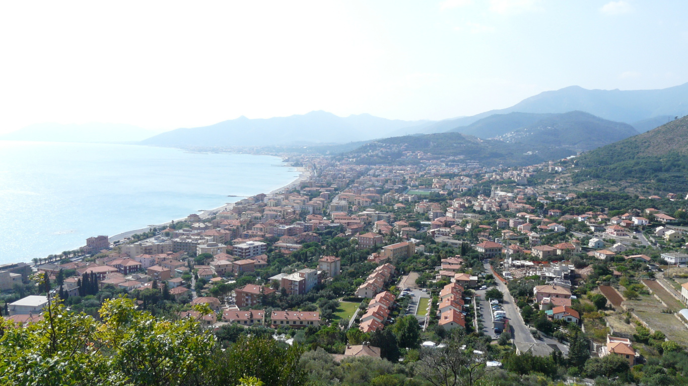 Панорама на курорте в Пьетра Лигуре, Италия