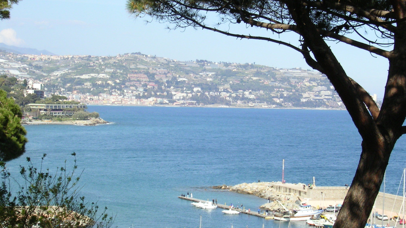 Панорама города на курорте Бордигера, Италия