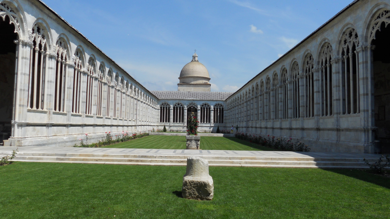 Внутренний дворик собора в Пизе, Италия