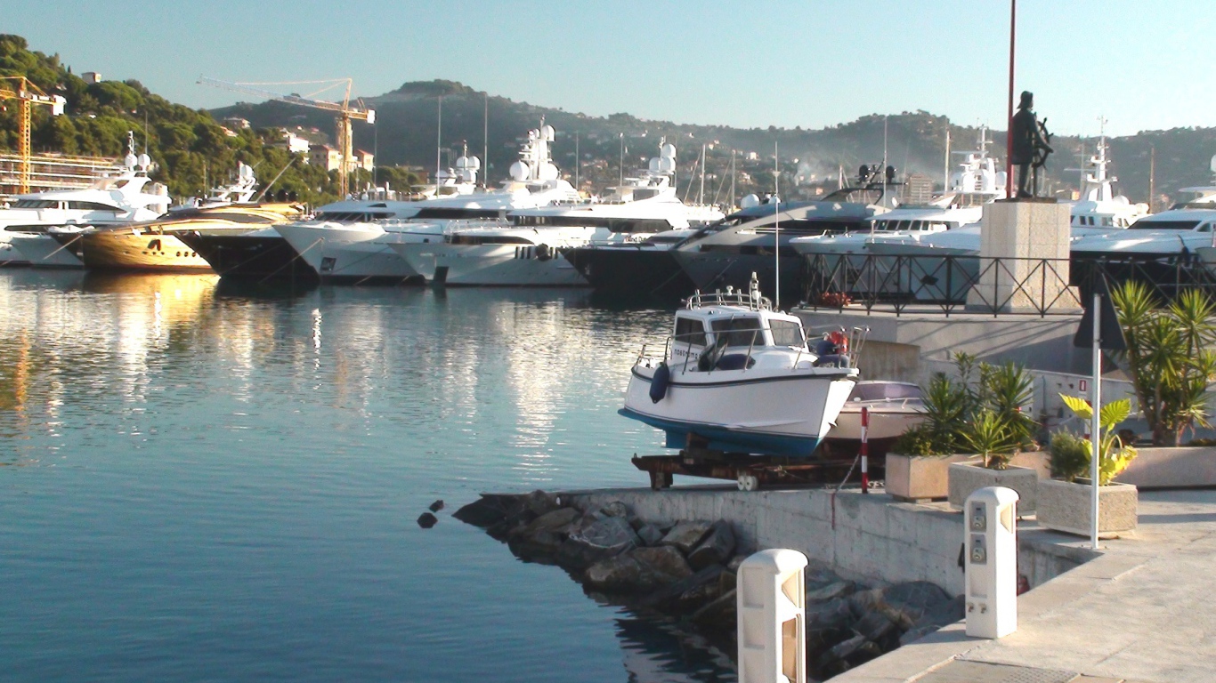 Набережная на курорте Империя, Италия