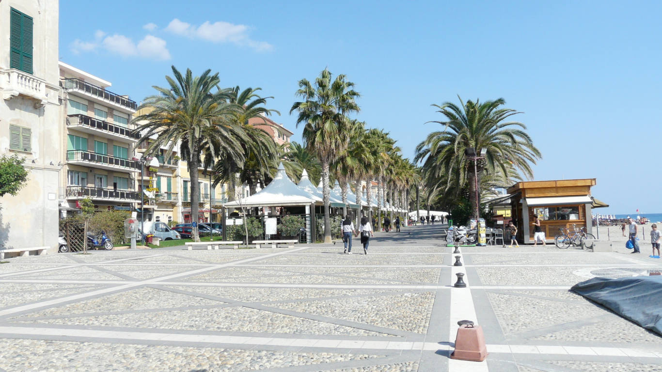 Набережная на курорте Финале Лигуре, Италия