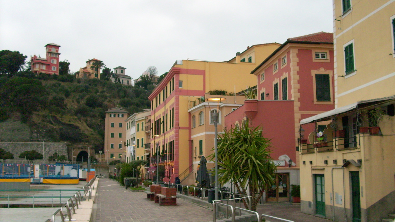 Набережная на курорте Челле Лигуре, Италия