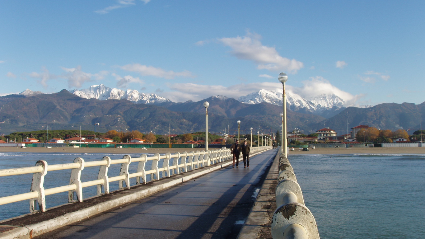 Набережная на курорте Форте дей Марми, Италия