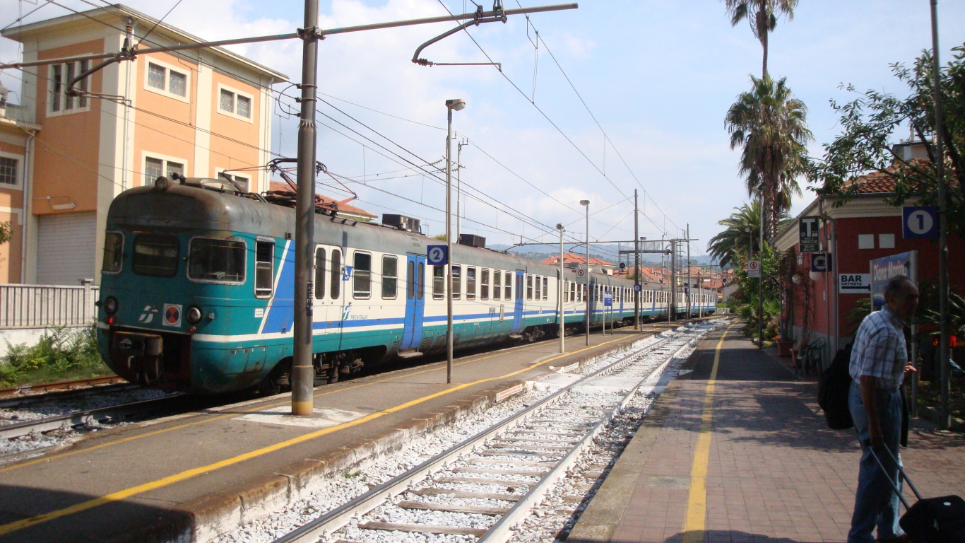 Железнодорожная станция на курорте Диано Марино, Италия