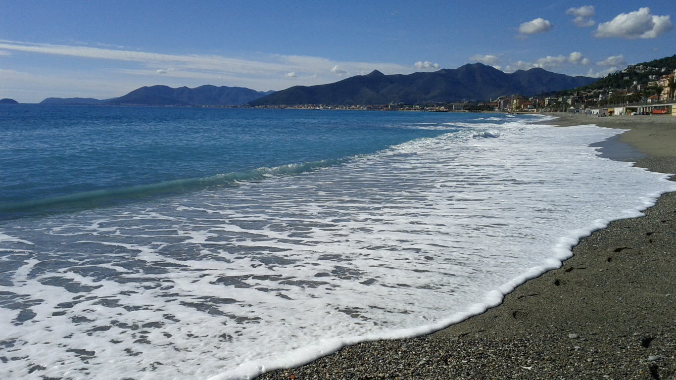 Отдых на пляже на курорте в Пьетра Лигуре, Италия