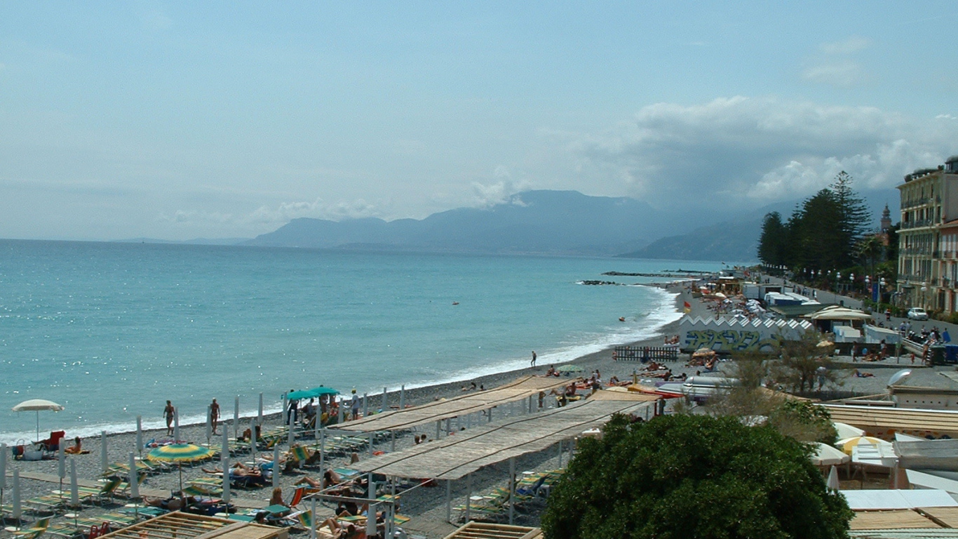 Отдых на пляже на курорте Бордигера, Италия