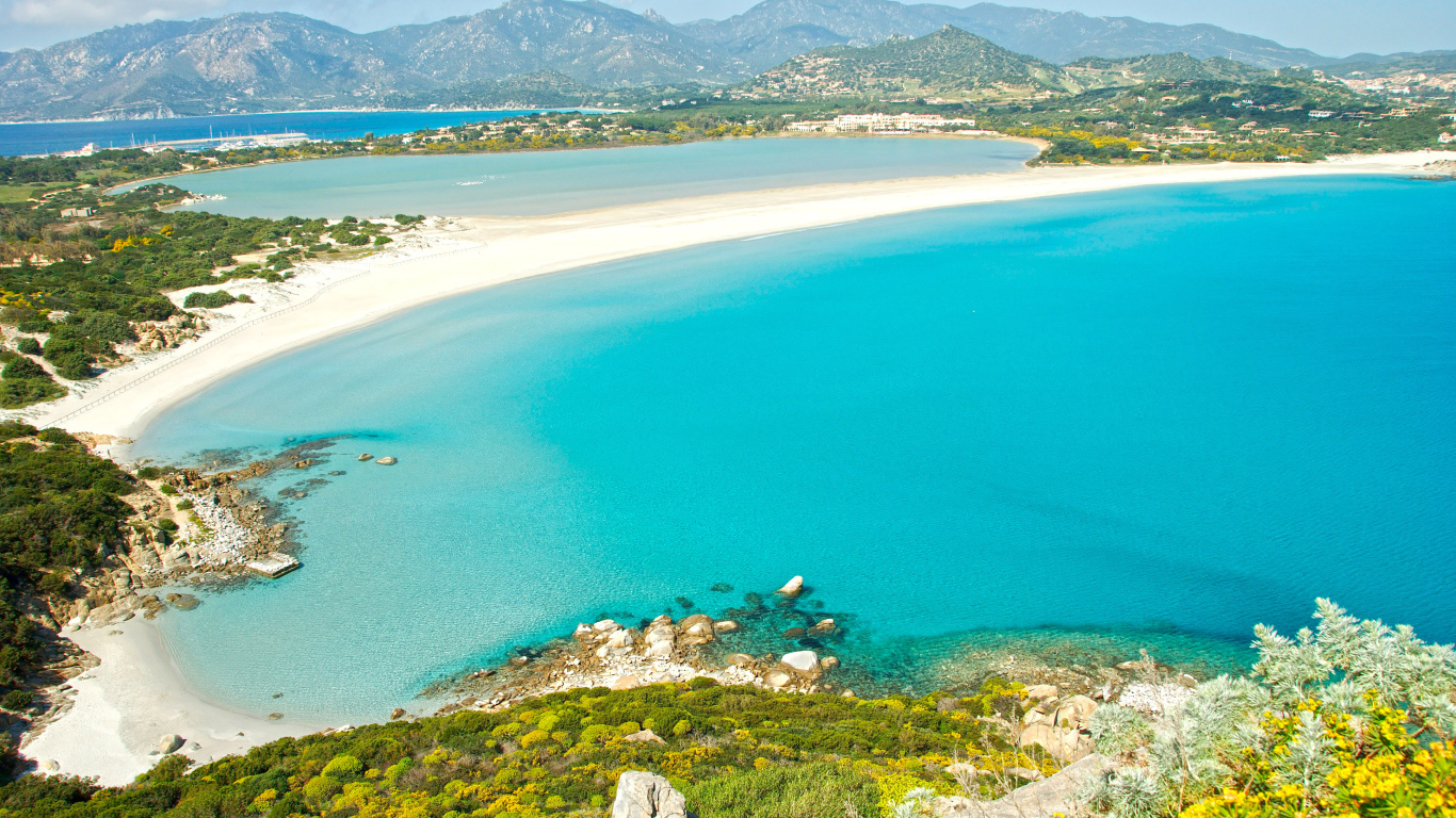 Отдых на пляже на курорте Вилласимиус, Италия