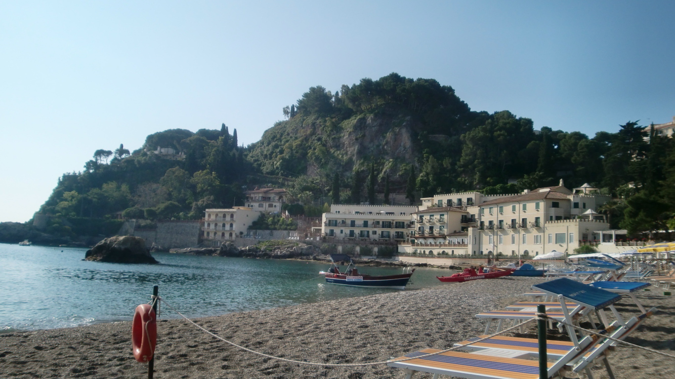 Отдых на пляже на острове Сицилия, Италия