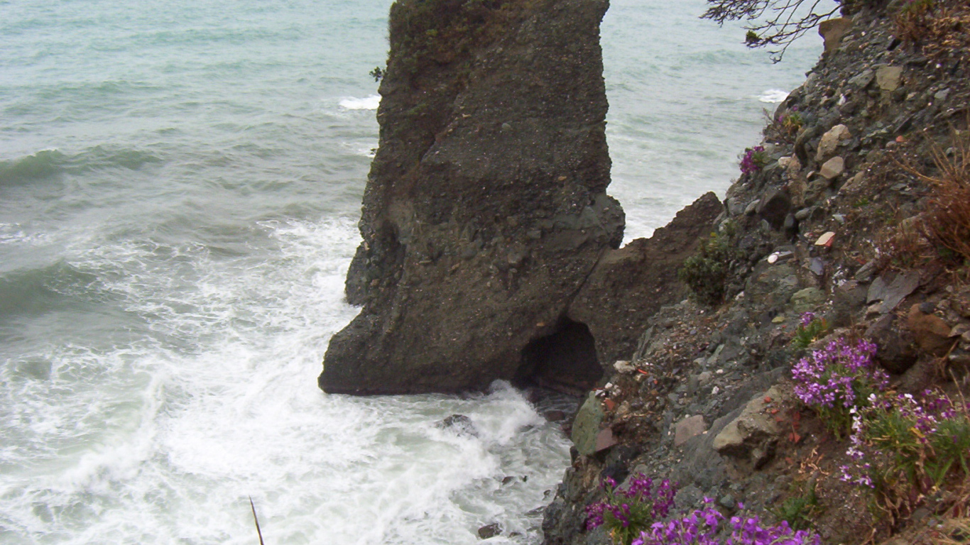 Скала у берега на курорте Челле Лигуре, Италия