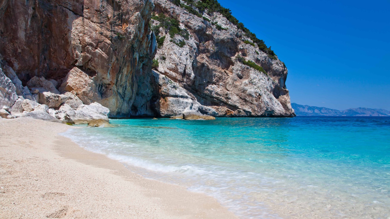 Скала на побережье на курорте Коста Смеральда, Италия