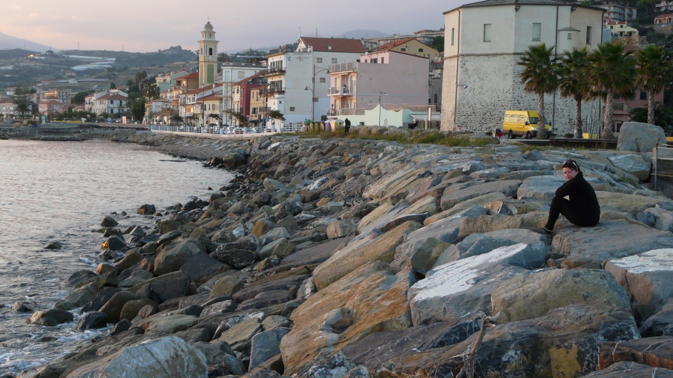 Каменистый берег в Санто Стефано аль Маре, Италия