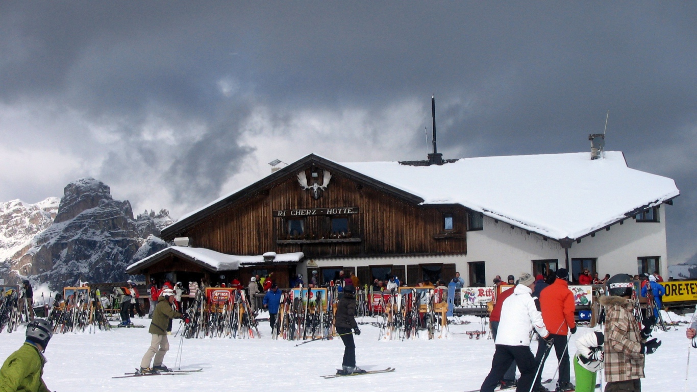 Горнолыжная база на курорте Арабба, Италия