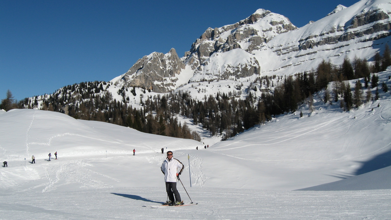Катание на лыжах на горнолыжном курорте Мадонна ди Кампильо, Италия