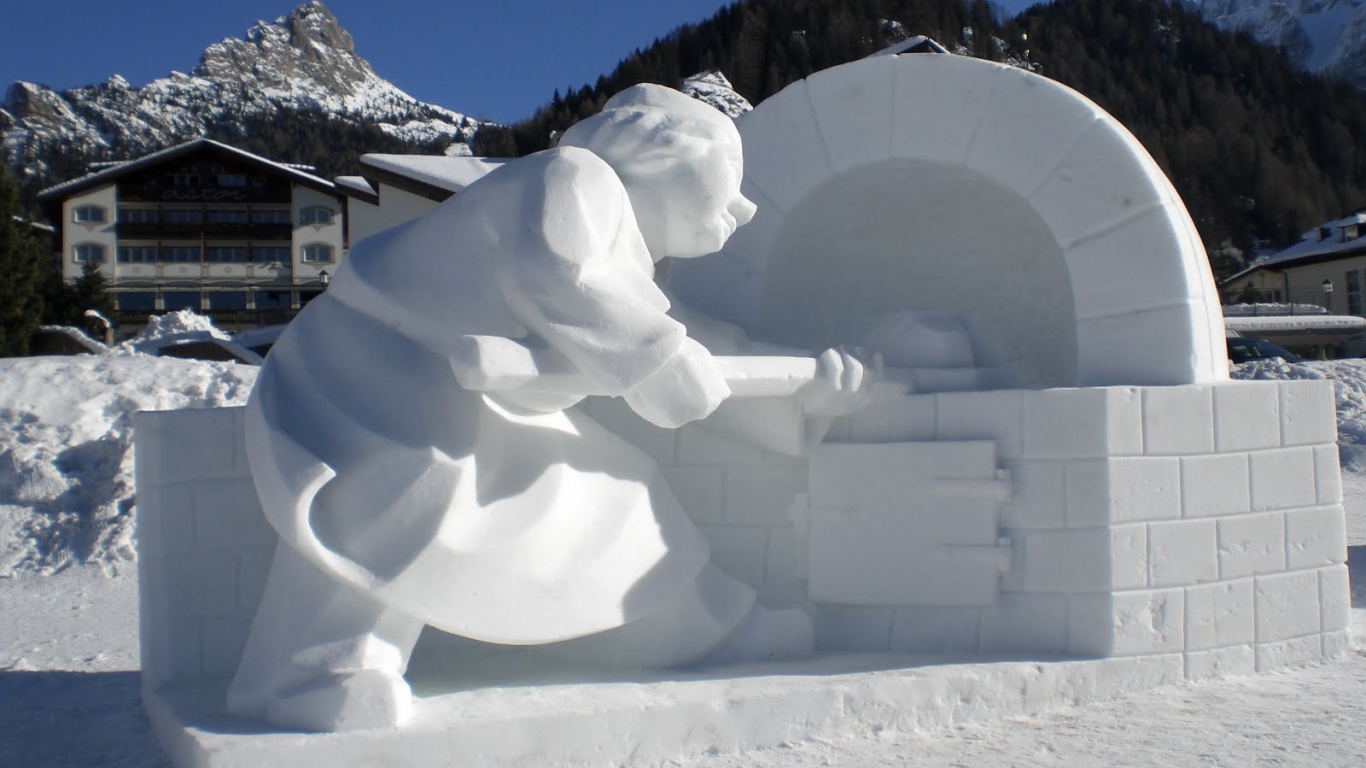 Снежная скульптура на горнолыжном курорте Валь-Ди-Фасса, Италия