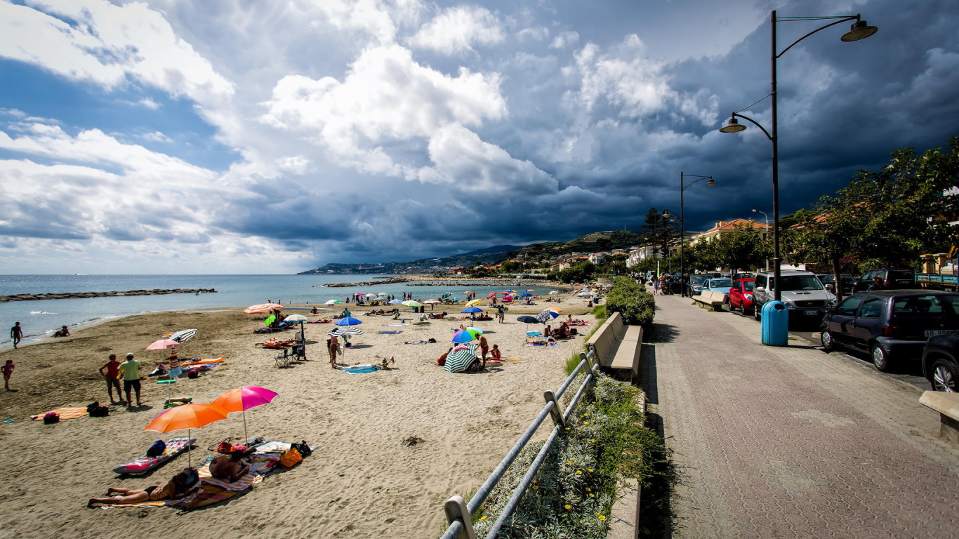 Весенний отдых на пляже в Санто Стефано аль Маре, Италия