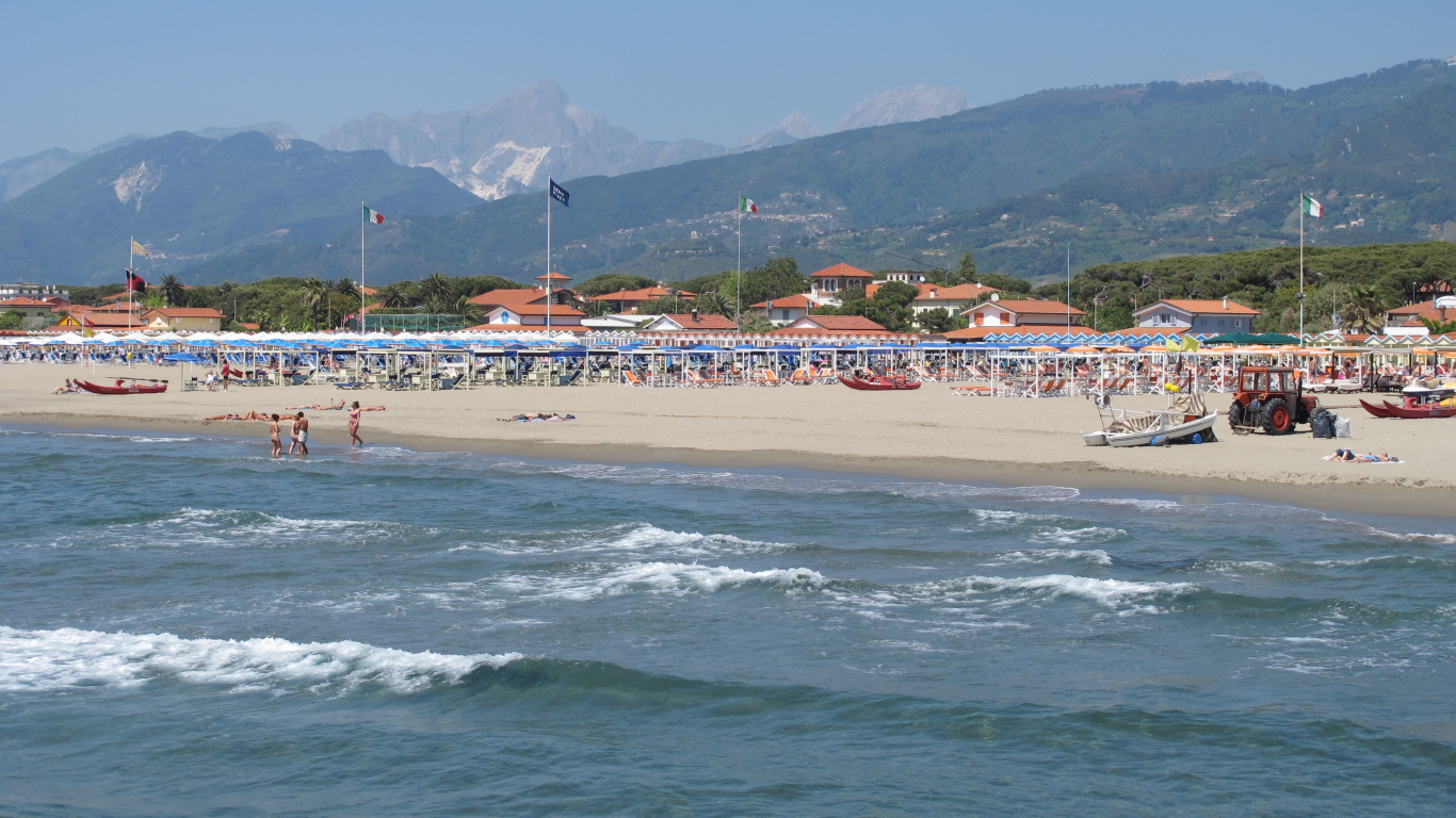 Весенний отдых на пляже на курорте Форте дей Марми, Италия
