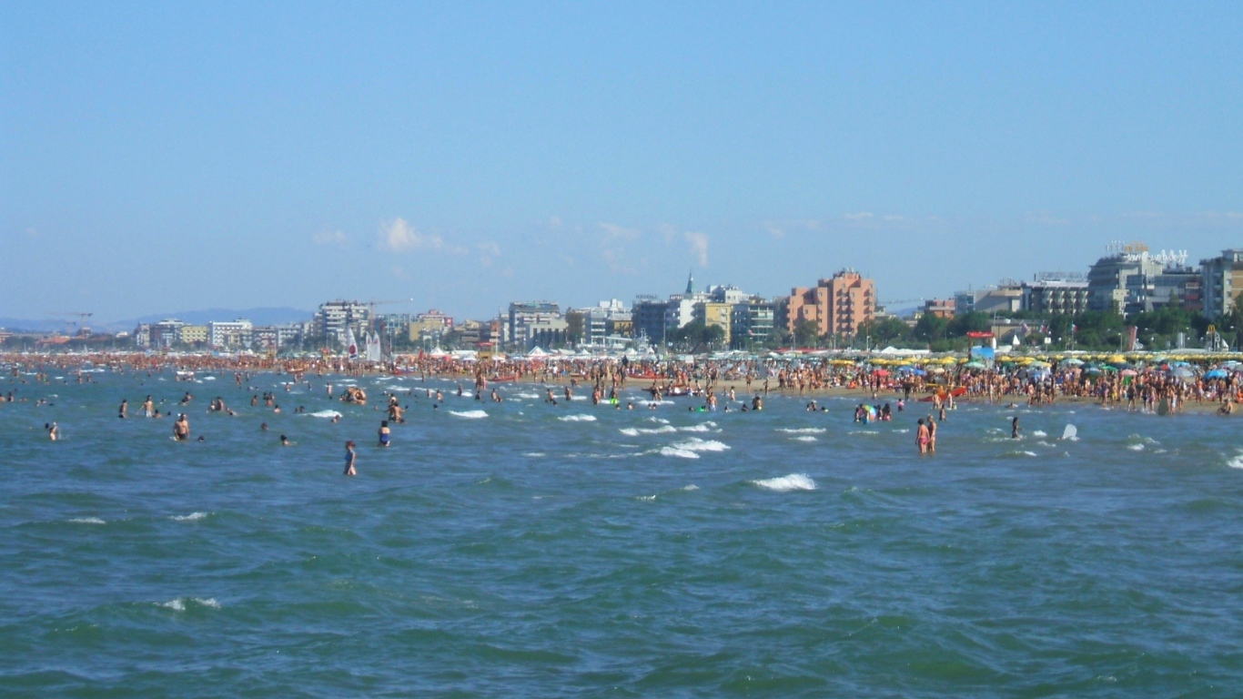 Весенний отдых на пляже на курорте в Римини, Италия