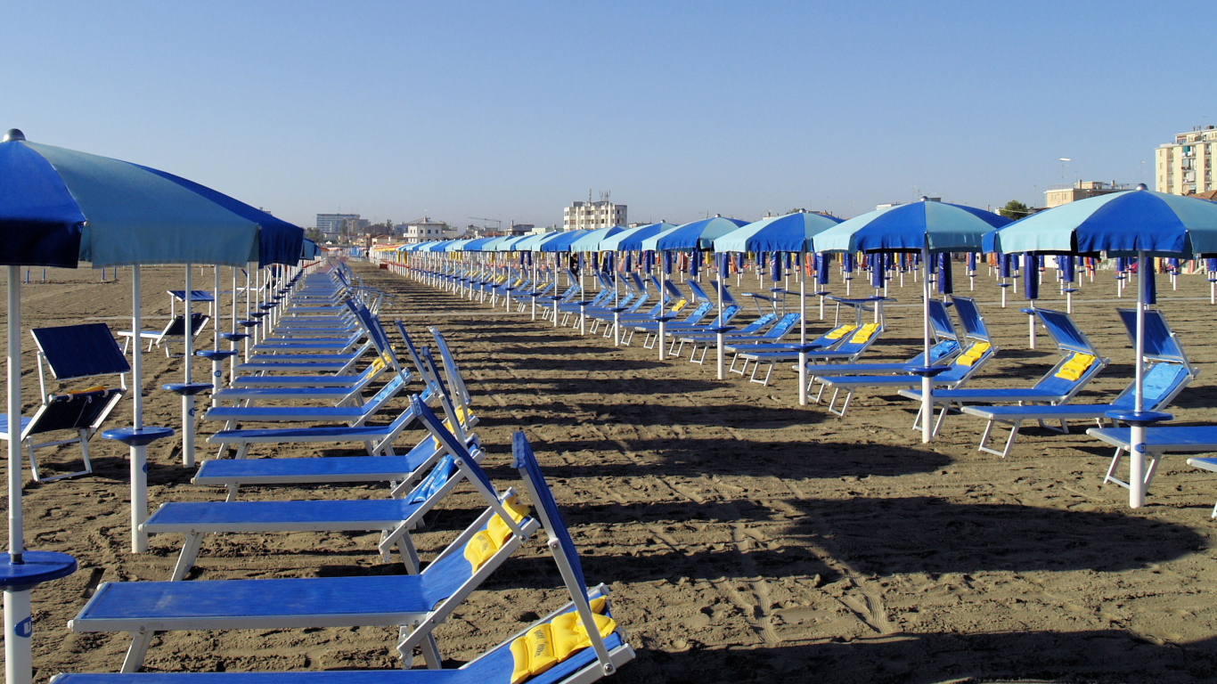 Весенний отдых на пляже на курорте Сан Бартоломео Аль Маре, Италия