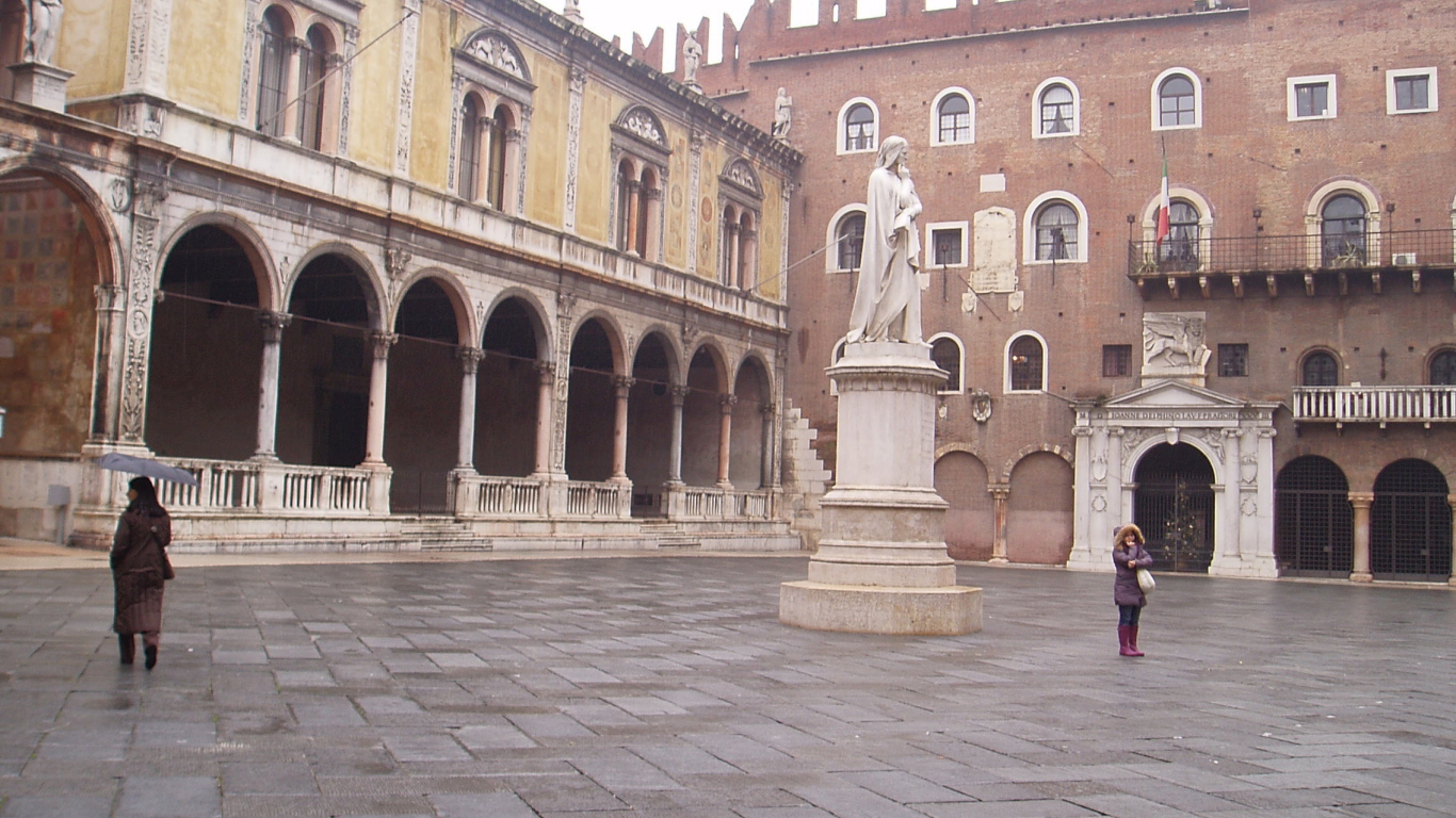 Статуя на площади в Вероне, Италия