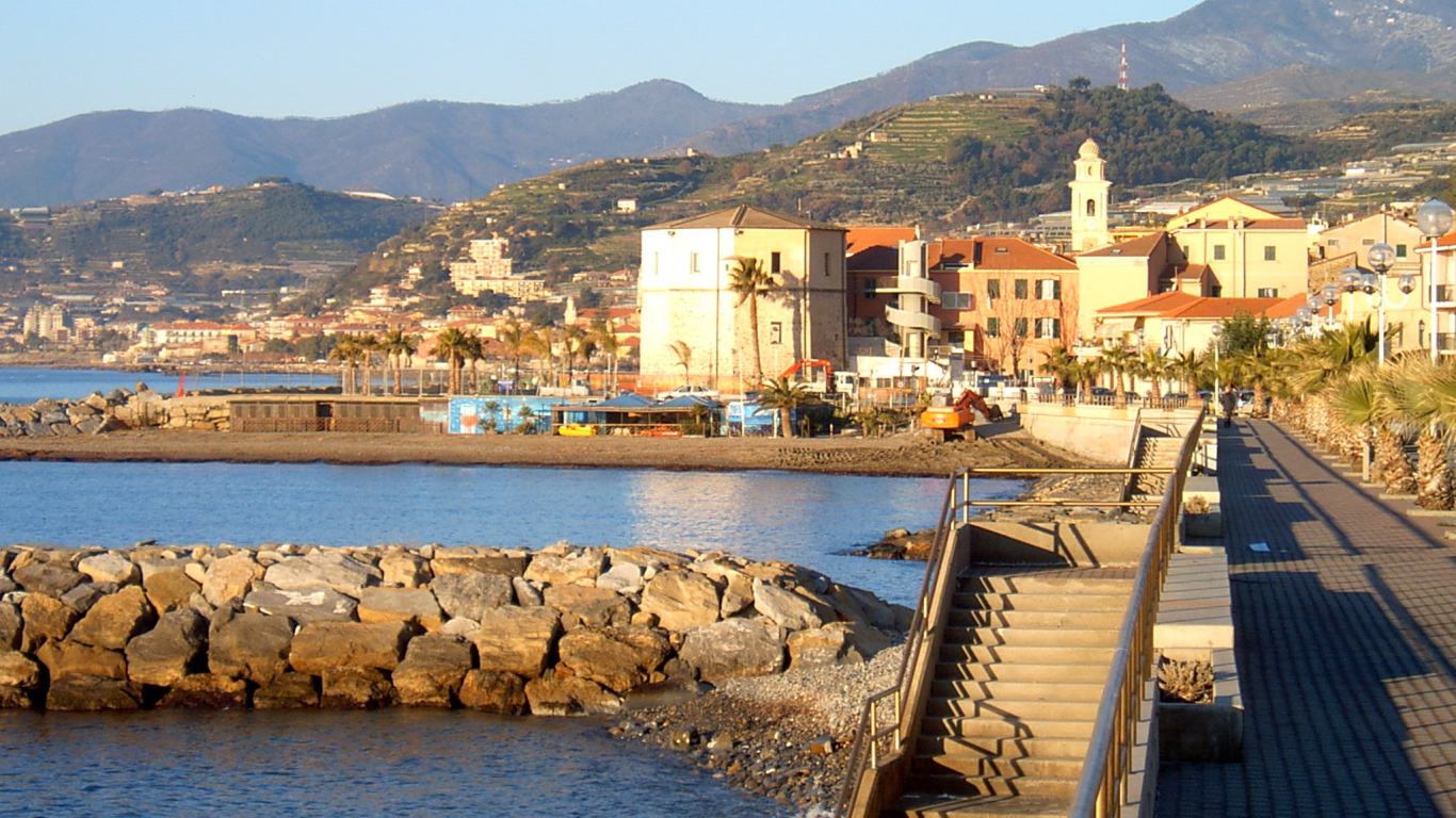 Ступеньки к морю в Санто Стефано аль Маре, Италия