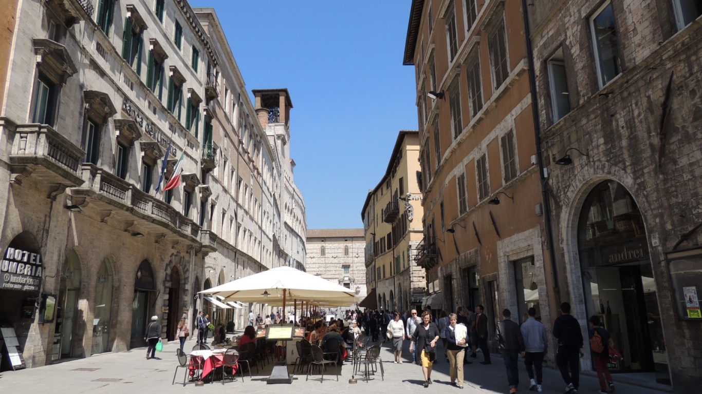 Уличное кафе в Перудже, Италия