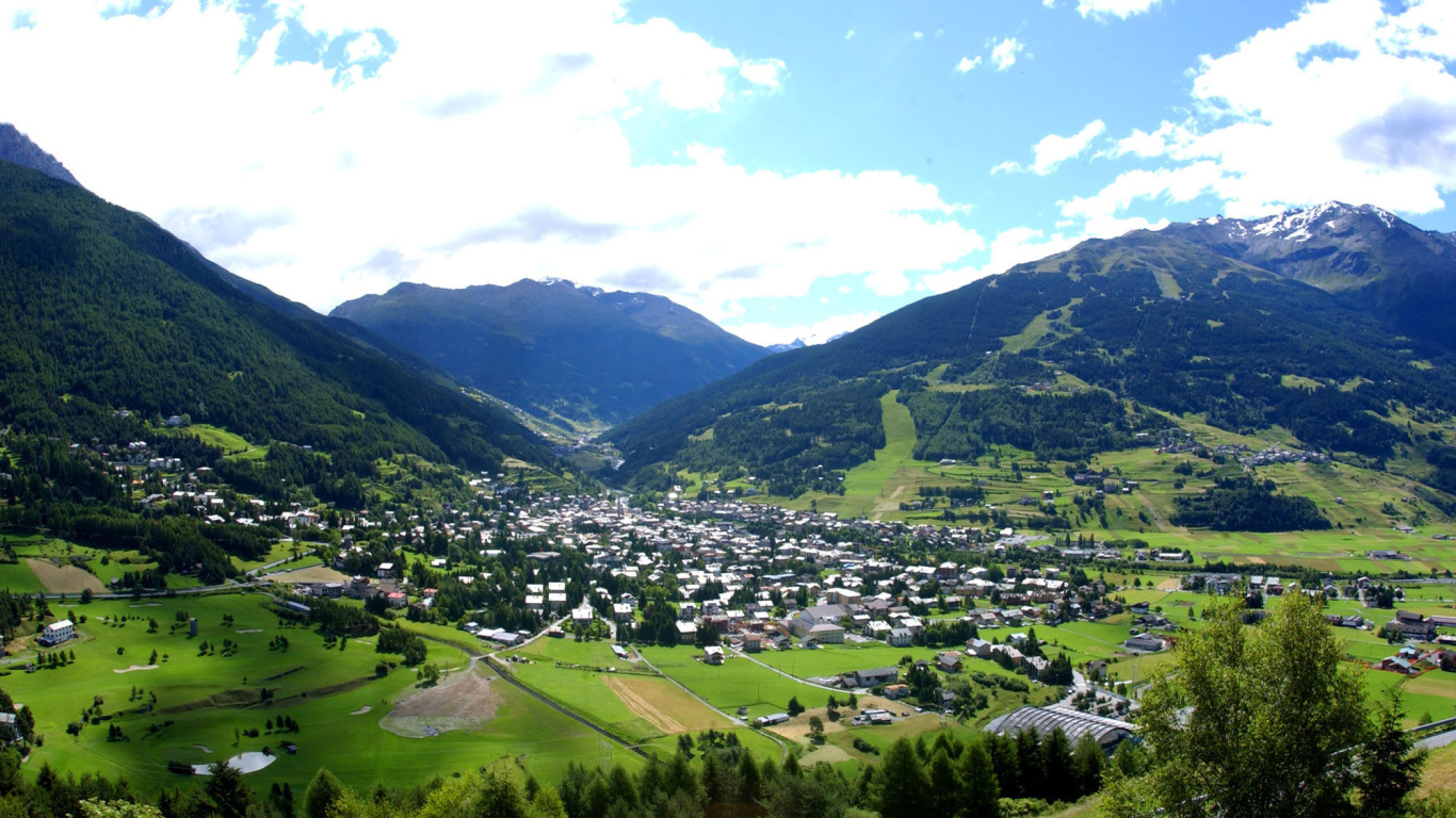 Летний пейзаж на курорте в Бормио, Италия