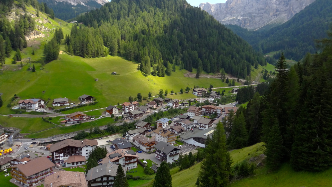 Летний пейзаж на горнолыжном курорте Сельва, Италия
