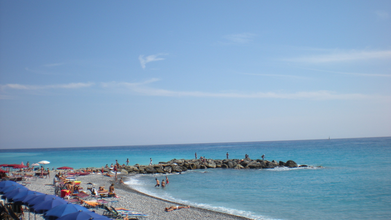 Летний отдых на пляже на курорте Бордигера, Италия