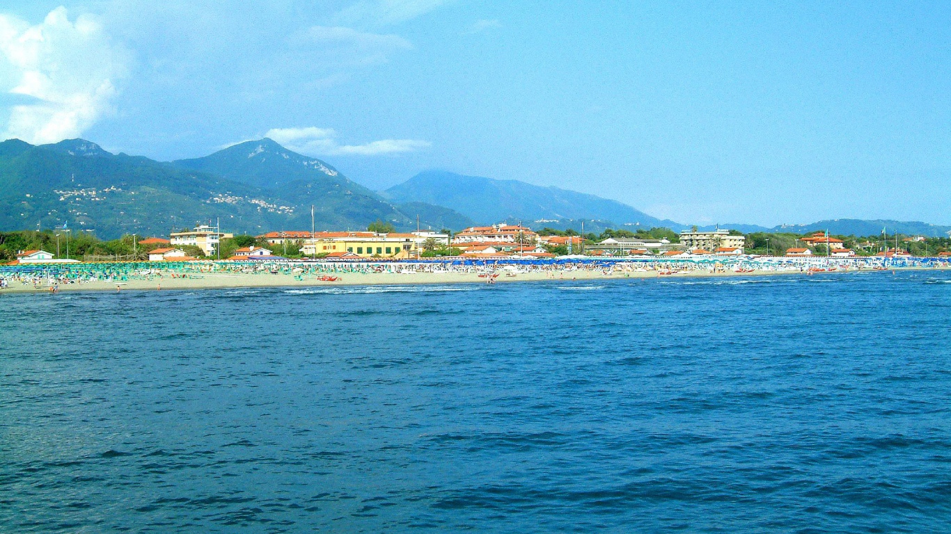 Летний отдых на пляже на курорте Форте дей Марми, Италия