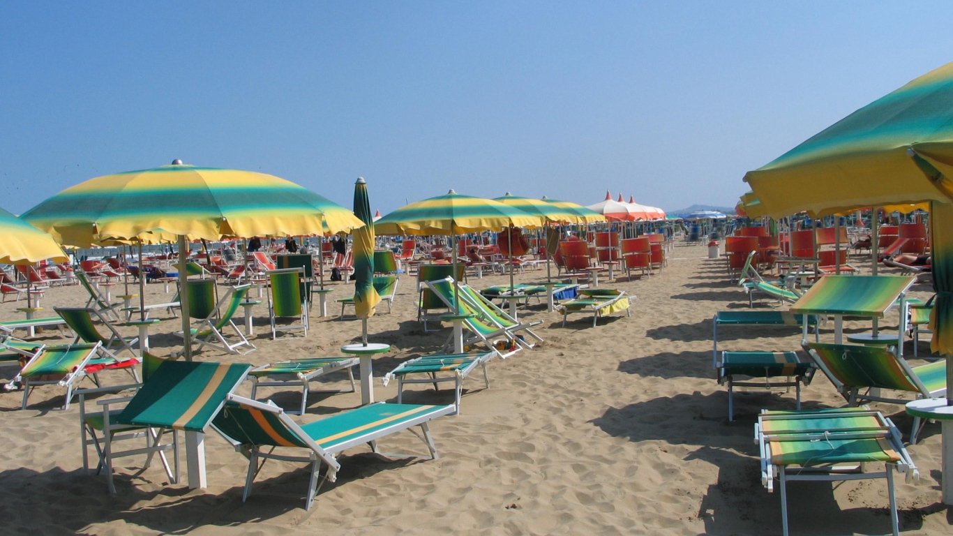Летний отдых на пляже на курорте Лидо ди Езоло, Италия