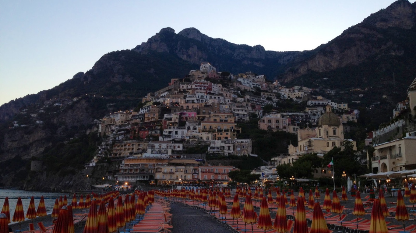 Летний отдых на пляже на курорте Позитано, Италия