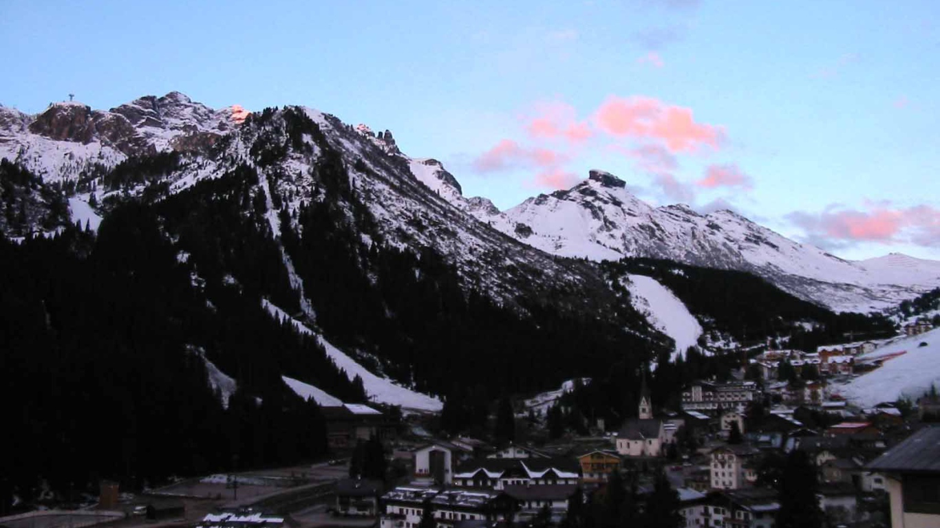 Закат в горах на горнолыжном курорте Арабба, Италия
