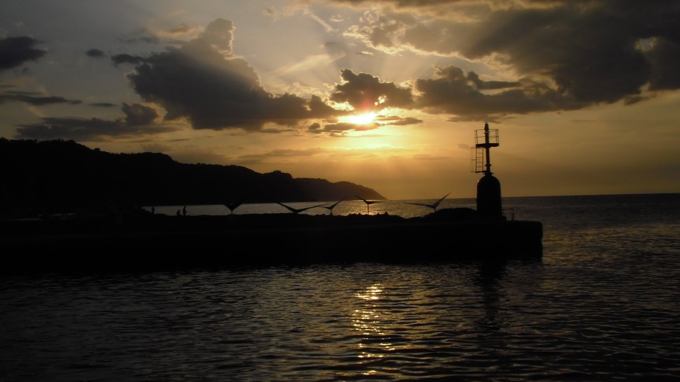 Закат на пляже на курорте Пизавр, Италия